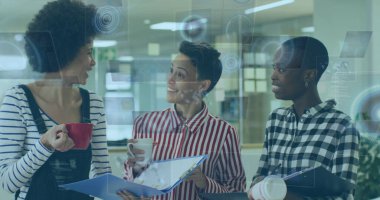 Kahve molası sırasında dosyaları tartışan çok ırklı kadın meslektaşların Hud işleme görüntüsü. Dijital bileşim, çoklu pozlama, yaratıcı iş, takım çalışması, modern ofis, teknoloji.