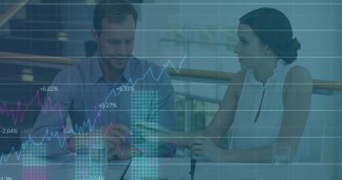 Beyaz adam ve kadının bir belge üzerinde tartıştığı istatistiksel veri işleme görüntüsü. İş veri teknolojisi kavramı