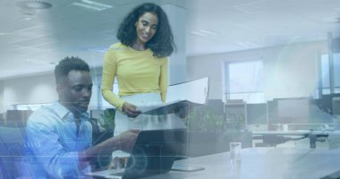 Ofiste dizüstü bilgisayarla tartışan kadın ve erkeğin veri işleme görüntüsü. İş veri teknolojisi kavramı