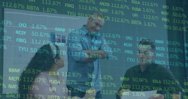 Ofiste birlikte tartışan çeşitli meslektaşların borsa veri işleme görüntüsü. Küresel ekonomi ve iş teknolojisi kavramı