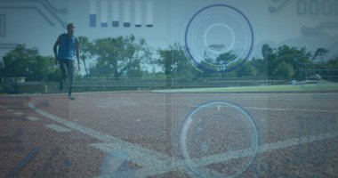 Veri işleme görüntüsü dijital ekranda çalışan bıçaklı Afrika kökenli Amerikalı bir erkek koşucu üzerinde. Spor, engelli ve veri işleme kavramına sahip aktif yaşam tarzı, dijital olarak oluşturulmuş görüntü.