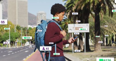 Karşıdan karşıya geçen cep telefonu tutan melez bir adamın çoklu uyarı çubuğu görüntüsü. Dijital bileşik, çoklu pozlama, iş, büyüme, sosyal medya anımsatıcı ve teknoloji kavramı.