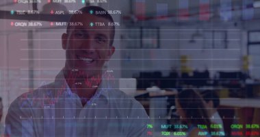 Kafkas işadamının ofisindeki finansal veri işleme resmi. Küresel iş, finans, bilgisayar ve dijital arayüz kavramı, dijital olarak oluşturulmuş görüntü.