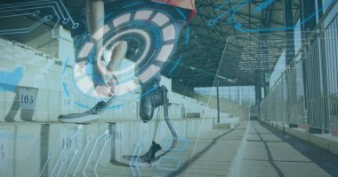 Veri işleme görüntüsü dijital ekranda çalışan bıçaklı Afrika kökenli Amerikalı bir erkek koşucu üzerinde. Spor, engelli ve veri işleme kavramına sahip aktif yaşam tarzı, dijital olarak oluşturulmuş görüntü.