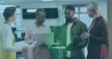 Çeşitli takımlar ofiste dijital arayüzü tartışıyor. Afrika kökenli Amerikalı stajyer elinde kağıtlar, erkek iş arkadaşı bakıyor, iki beyaz yönetici gözlemliyor.