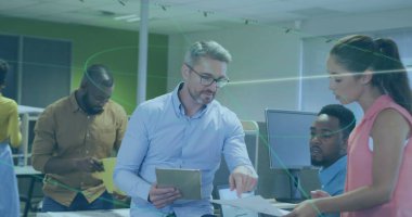 Ofisteki iş adamları üzerindeki bağlantı ve veri işleme görüntüsü. Küresel hesaplama, finans, iş ve veri işleme kavramı, dijital olarak oluşturulmuş resim.