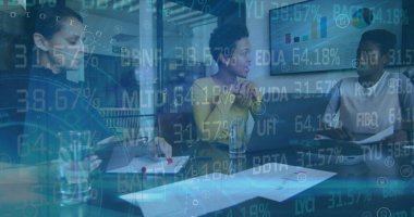 Ofiste tartışan üç farklı kadın meslektaşın borsada veri işleme görüntüsü. Küresel ekonomi ve iş teknolojisi kavramı