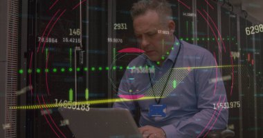 Sunucu odasında bilgisayar kullanan beyaz bir adamın veri işleme görüntüsü. Coronavirüs salgını konsepti.