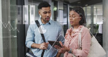 Ofisteki çeşitli iş adamlarıyla ilgili finansal veri işleme resmi. Küresel iş, finans, hesaplama ve veri işleme kavramı, dijital olarak oluşturulmuş resim.