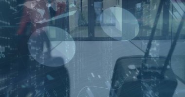 Çeşitli iş adamlarının yürümesi üzerine veri işleme görüntüsü. Küresel iş ve dijital arayüz kavramı, dijital olarak oluşturulmuş görüntü.