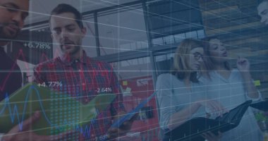 Çeşitli iş adamları üzerinde finansal veri işleme görüntüsü. küresel iş, finans ve dijital arayüz kavramı, dijital olarak oluşturulmuş görüntü.