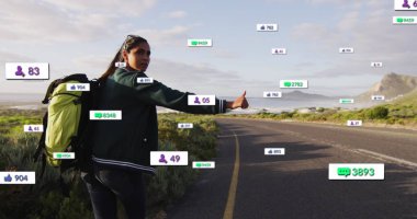 Çift ırklı bir kadının kaldırma için durduğu otobanda birden fazla uyarı çubuğu. Dijital bileşim, çoklu pozlama, iş, macera, sosyal medya anımsatıcı ve teknoloji.