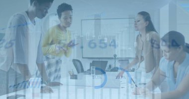 Ofiste çalışan iş adamlarının mali veri işleme görüntüsü. Küresel iş bağlantıları dijital arayüz ve teknoloji konsepti, dijital olarak oluşturulmuş görüntü.