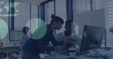 Ofisteki bilgisayarı kullanan çeşitli iş arkadaşlarının grafikleri. İş, finans ve ekonomi kavramı, dijital olarak üretilen imaj.