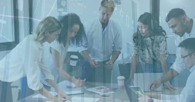 Çeşitli iş adamlarının toplantıda tartıştıkları veri işleme görüntüsü. Küresel iş ve dijital arayüz kavramı, dijital olarak oluşturulmuş görüntü.