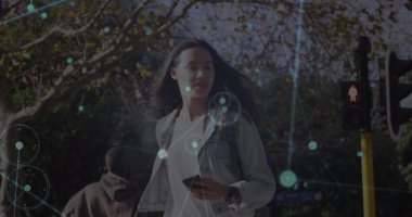 Akıllı telefon kullanan melez bir kadın üzerinden bağlantı ağı görüntüsü. Küresel teknoloji, bağlantılar ve dijital arayüz kavramı, dijital olarak oluşturulmuş görüntü.