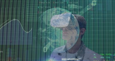 VR kulaklıklı beyaz adamın veri işleme görüntüsü. küresel teknoloji ve dijital arayüz kavramı, dijital olarak oluşturulmuş görüntü.