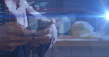 Beyaz adamın elinde akıllı telefon kullanan grafiklerin resmi var. Ekonomi, finans, iletişim ve teknoloji konsepti dijital olarak oluşturulmuş görüntü,