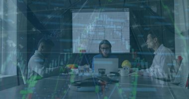 Ofiste birlikte tartışan çeşitli meslektaşların mali veri işleme görüntüsü. Küresel finans ve iş teknolojisi kavramı