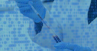 Doktorun üzerinde deney tüpüyle veri işleme görüntüsü. Küresel tıp ve dijital arayüz kavramı, dijital olarak oluşturulmuş görüntü.