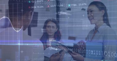 Çeşitli iş adamlarının veri işleme görüntüsü. Küresel finansman, iş ve dijital arayüz kavramı, dijital olarak oluşturulmuş görüntü.