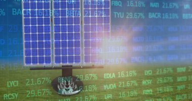 Güneş panelinin gökyüzündeki parlak güneşe karşı hareket eden ticaret tahtasının üzerindeki görüntüsü. Dijital bileşik, çoklu pozlama, borsa, güneş ışığı, yatırım, güneş enerjisi, elektrik, yeşil teknoloji.