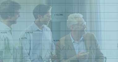 İşadamı ve iş arkadaşları ofiste yaptıkları toplantıda gri ve yeşil borsa saatleri ve grafikleriyle borsanın görüntüsünü tartışıyorlar..