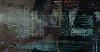 Ofisteki çeşitli iş arkadaşlarının grafikleri ve verileri. İş, finans ve ekonomi kavramı, dijital olarak üretilen imaj.