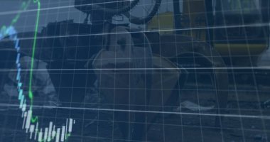 Hurdalıktaki makineler üzerinden finansal verilerin ve grafiklerin resmi. Ekonomi, finans, geri dönüşüm ve atık kullanımı kavramı, dijital olarak üretilen görüntü.