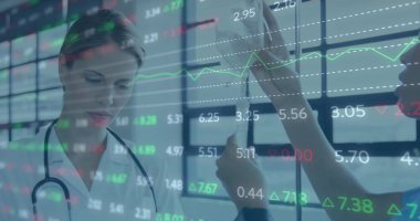 Çeşitli doktorların finansal veri işleme görüntüsü. Küresel tıp, finans ve dijital arayüz kavramı, dijital olarak oluşturulmuş görüntü.