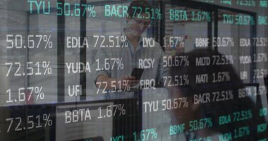 Ofisteki iş adamları üzerinde finansal veri işleme resmi. Küresel iş, hesaplama, bağlantılar ve veri işleme konsepti, dijital olarak oluşturulmuş resim.