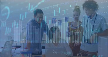 Kafkasyalı bir iş kadını bir ofiste dizüstü bilgisayarı üzerinde çalışıyor. O, diğer iş adamlarıyla iletişim kuruyor. Mavi arka planda küresel finans, para ve ekonomi kavramları canlandırılıyor.