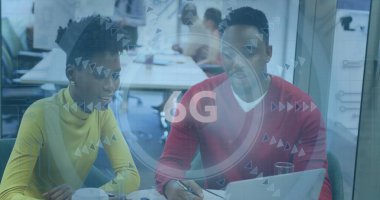 Veri işleme ve Afrika kökenli Amerikalı iş adamlarının 6G mesajı. Küresel iş ve dijital arayüz kavramı, dijital olarak oluşturulmuş görüntü.