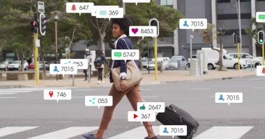 Tramvay çantasıyla karşıdan karşıya geçen Afro-Amerikan kadının birden fazla bildiri barının görüntüsü. Dijital bileşik, çoklu pozlama, iş, seyahat, sosyal medya anımsatma kavramı.