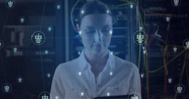 Sunucu odasında çalışan beyaz kadın teknisyen üzerindeki ai Chatbot simgeleri. Ai, bağlantı, veri, iletişim ve dijital arayüz teknolojisi, dijital olarak oluşturulmuş görüntü.