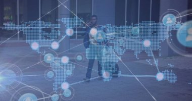 Akıllı telefon kullanan Afro-Amerikan bir adamın dünya haritasıyla olan bağlantılarının görüntüsü. Küresel teknoloji, bağlantılar ve dijital arayüz kavramı, dijital olarak oluşturulmuş görüntü.