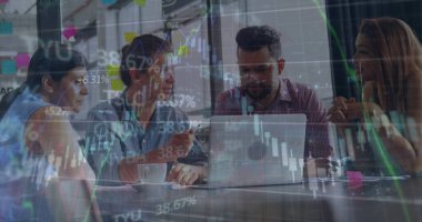 Ticaret kurulu görüntüsü, çok ırklı iş arkadaşlarının ofiste dizüstü bilgisayarla fikirleri tartışması. Dijital bileşik, çoklu pozlama, takım çalışması, borsa, finans, iş ve teknoloji.
