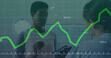 Ofisteki çeşitli iş adamlarıyla ilgili finansal veri işleme resmi. Küresel hesaplama, dijital arayüz ve veri işleme kavramı, dijital olarak oluşturulmuş resim.