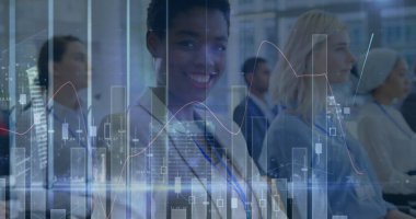 Çeşitli iş adamları üzerinde istatistik ve finansal veri işleme görüntüsü. küresel veri işleme, işletme, finans ve ekonomi konsepti, dijital olarak oluşturulmuş görüntü.