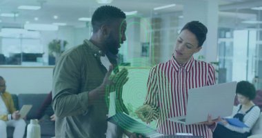 Ofisteki çeşitli iş adamları üzerinde asma kilit simgesi. Küresel iş, bilgisayar ve dijital arayüz kavramı, dijital olarak oluşturulmuş resim.