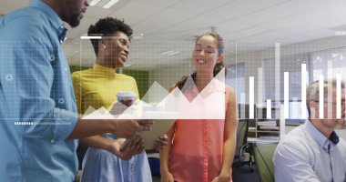 Ofisteki çeşitli iş adamlarıyla ilgili finansal veri işleme resmi. Küresel finans, iş dünyası, bağlantılar, hesaplama ve veri işleme kavramı, dijital olarak oluşturulmuş resim.