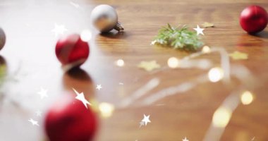 Mücevherler ve yeşillikler ahşap yüzeyi Noel için yıldız animasyonuyla süslüyor. Dekorasyon, şenlik, tatil
