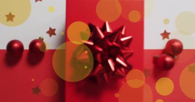 Beyaz ve kırmızı arkaplanda Noel süsleri olan sarı noktaların animasyonu. Noel, gelenek ve kutlama konsepti dijital olarak oluşturuldu.