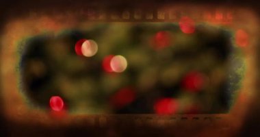 Film şeridi animasyonu arka planda bulanık ve Noel ışıkları parlıyor. Bokeh, festival, tatil, dekorasyon