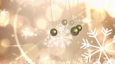 Kar taneleri animasyonuna altın Noel süsleri asmak. bayram, şenlik, dekorasyon, kış