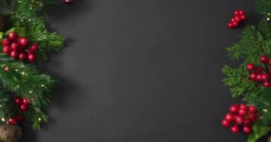 Kırmızı süslemeli Noel süsleri ve koyu arkaplanda kar taneleri animasyonu. Tatiller, şenlikli, kış, kutlama, neşeli, mevsimsel