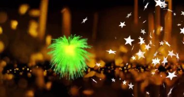 Havai fişeklerin üzerine düşen yıldızların animasyonu ve koyu arkaplanda turuncu parçacıklar. Noel, şenlik, kutlama ve gelenek konsepti dijital olarak oluşturuldu.