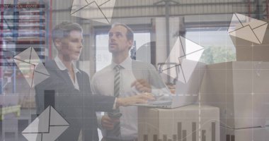 Beyaz kadın ve erkek depo çalışanlarının üstündeki harfler. İş, finans ve dağıtım hizmetleri kavramı, dijital olarak oluşturulmuş görüntü.