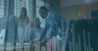 Ofisteki çeşitli iş adamlarıyla ilgili finansal veri işleme resmi. Küresel işletme finans bağlantıları ve dijital arayüz konsepti, dijital olarak oluşturulmuş görüntü.