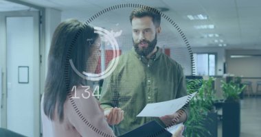 Ofisteki iş adamları üzerindeki bağlantı ve veri işleme görüntüsü. Küresel hesaplama, finans, iş ve veri işleme kavramı, dijital olarak oluşturulmuş resim.